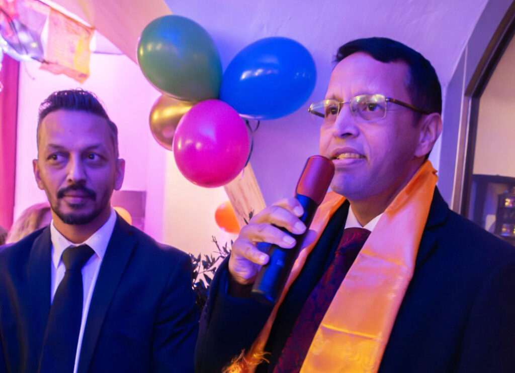 Der nepalesische Botschafter (rechts) mit Nirmal Poudel bei der Eröffnung des Mantra Restaurant in Neunkirchen
